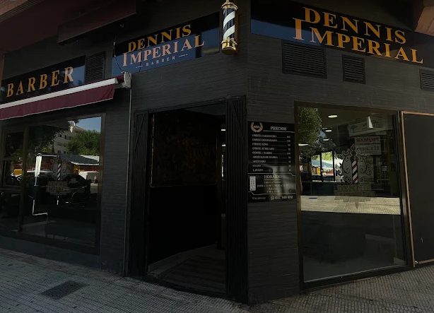 Fachada real de la barbería Dennis Imperial Barber en Albacete, diseño web de Roger Martín